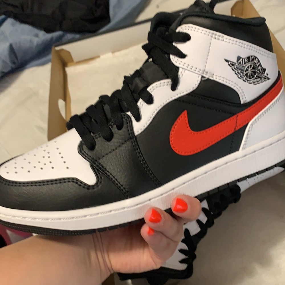 Jordan 1 Mid ❤️❤️❤️❤️ SOLD ❤️❤️❤️❤️ - Picture 4 of 6